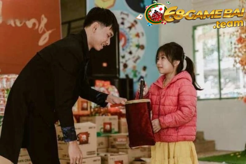 Trao tặng học bổng cho trẻ em nghèo